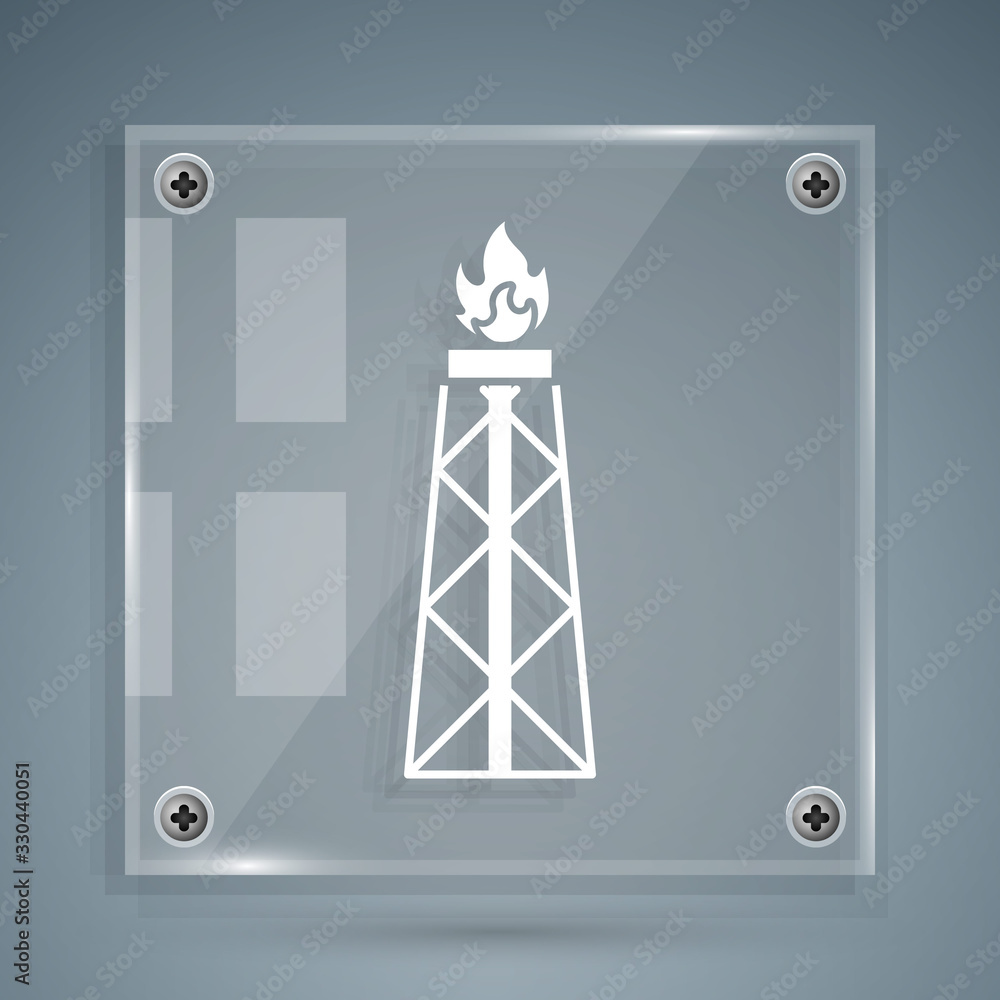 白色石油钻井平台，灰色背景上有防火图标。天然气塔。工业物体。方形玻璃