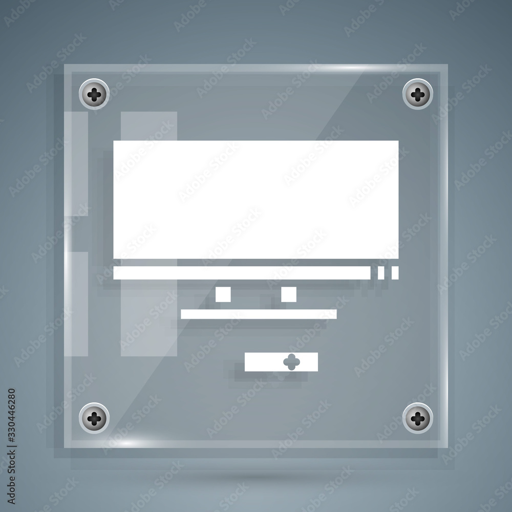 灰色背景上隔离的白色智能电视图标。电视标志。方形玻璃面板。矢量照明