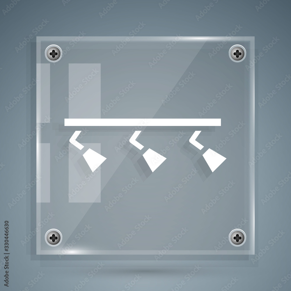 白色Led轨道灯和带有聚光灯图标的灯具，灰色背景。方形窗格玻璃