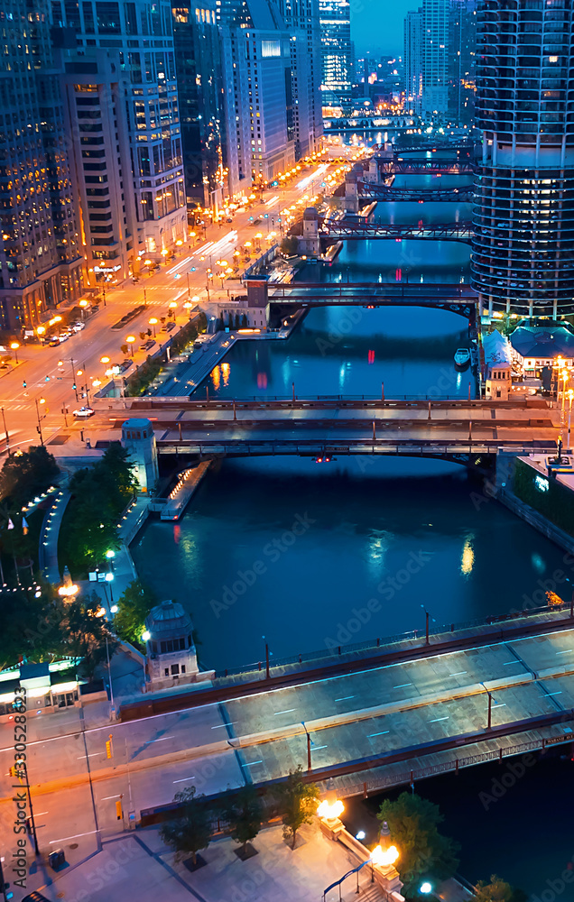 芝加哥河，黎明时分芝加哥市中心的船只和交通