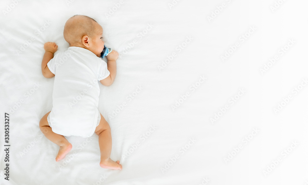 白色床上可爱的婴儿肖像，新生儿概念