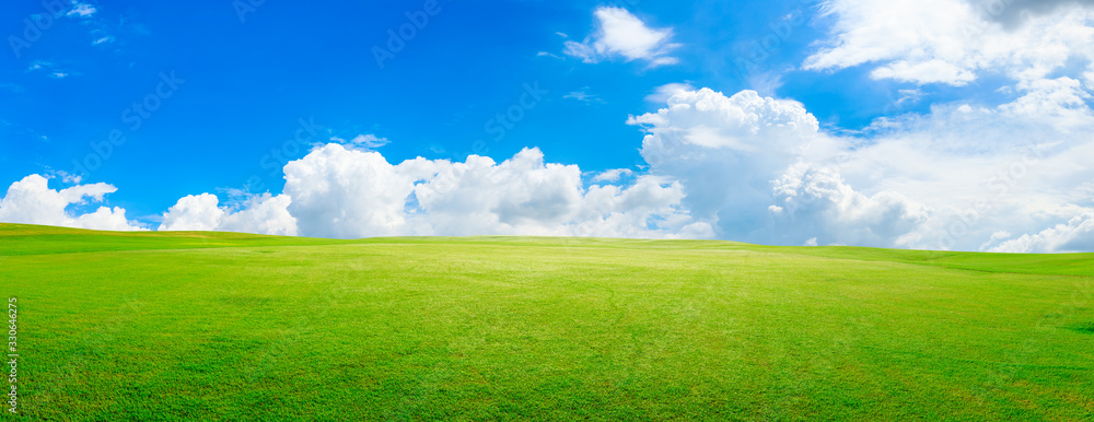 绿草如茵，蓝天白云，一览无余。
