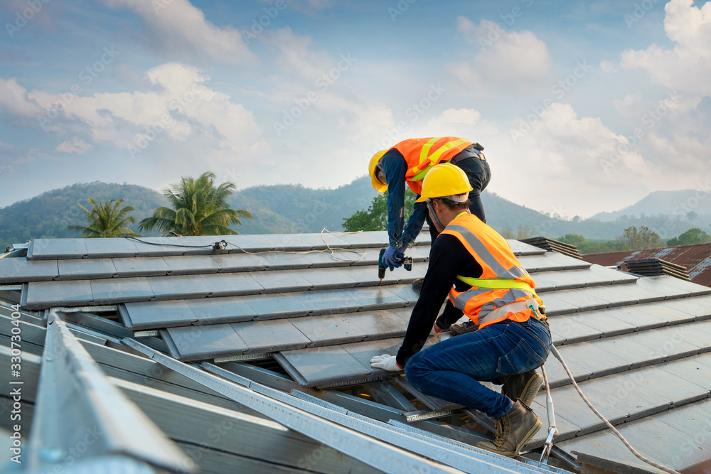 施工人员在建筑物屋顶结构上作业时系安全带