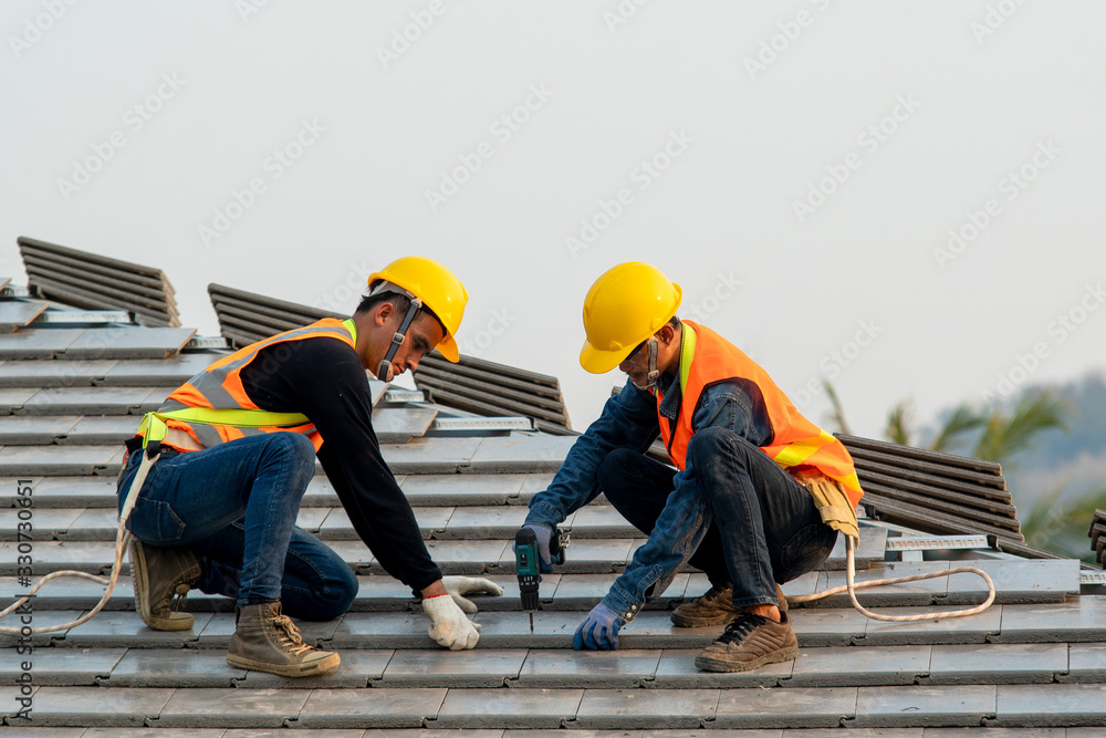 施工人员在建筑物屋顶结构上作业时系安全带