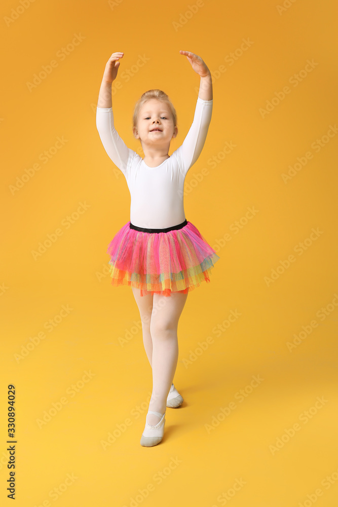 可爱的彩色背景小芭蕾舞演员