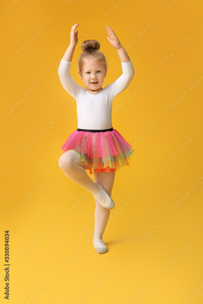 可爱的彩色背景小芭蕾舞演员