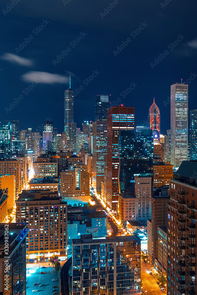 芝加哥天际线摩天大楼在夜晚从上方俯瞰