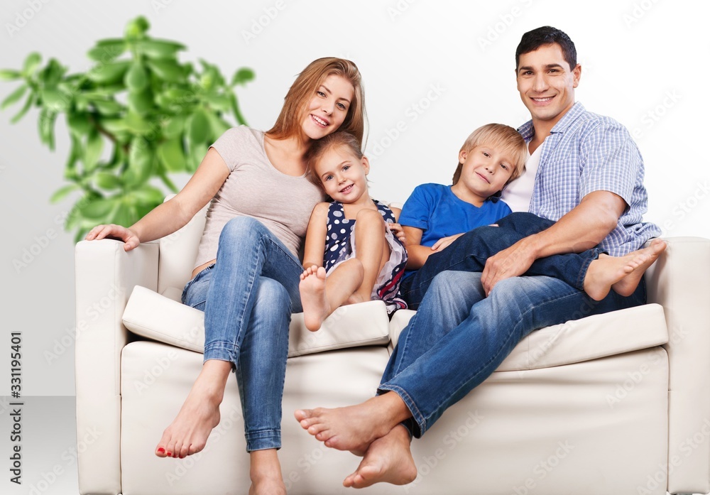 坐在沙发上的美丽微笑的可爱家庭