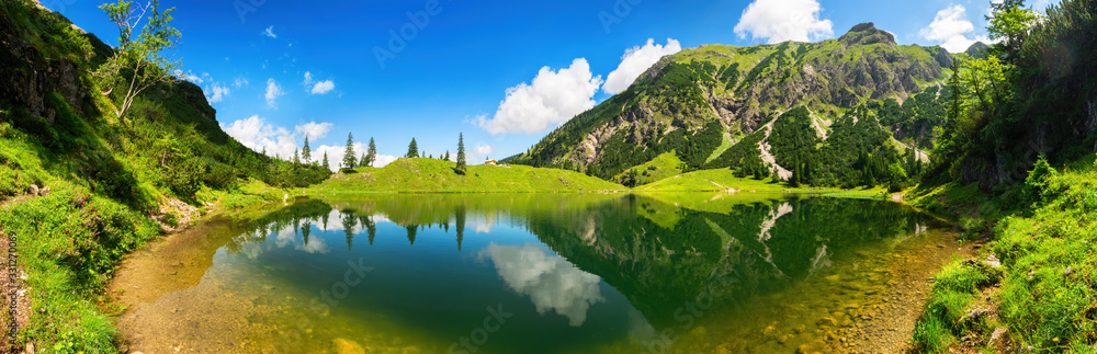 群山环绕的美丽湖泊，湛蓝的晴朗天空和令人惊叹的景色映照在其中