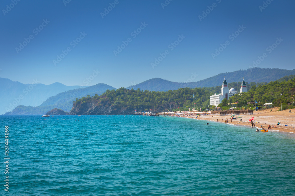 土耳其里维埃拉Tekirova附近海滩的蓝色泻湖