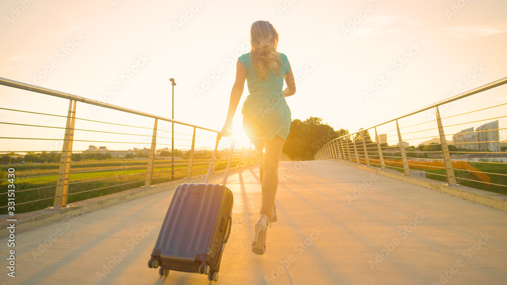 LENS FLARE：穿着高跟鞋的旅游女孩拿着行李疾跑赶飞机。