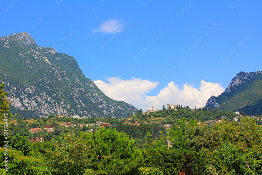 意大利伦巴第山脉山坡上的盖诺村