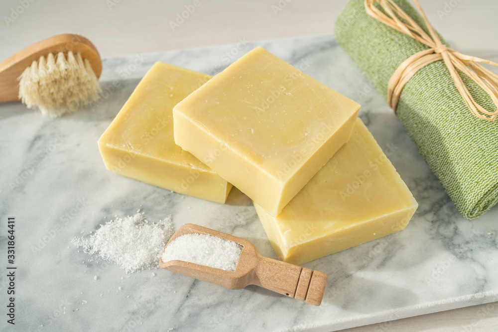天然肥皂自制去角质护肤棒，含epsom盐和苎麻毛巾擦洗刷