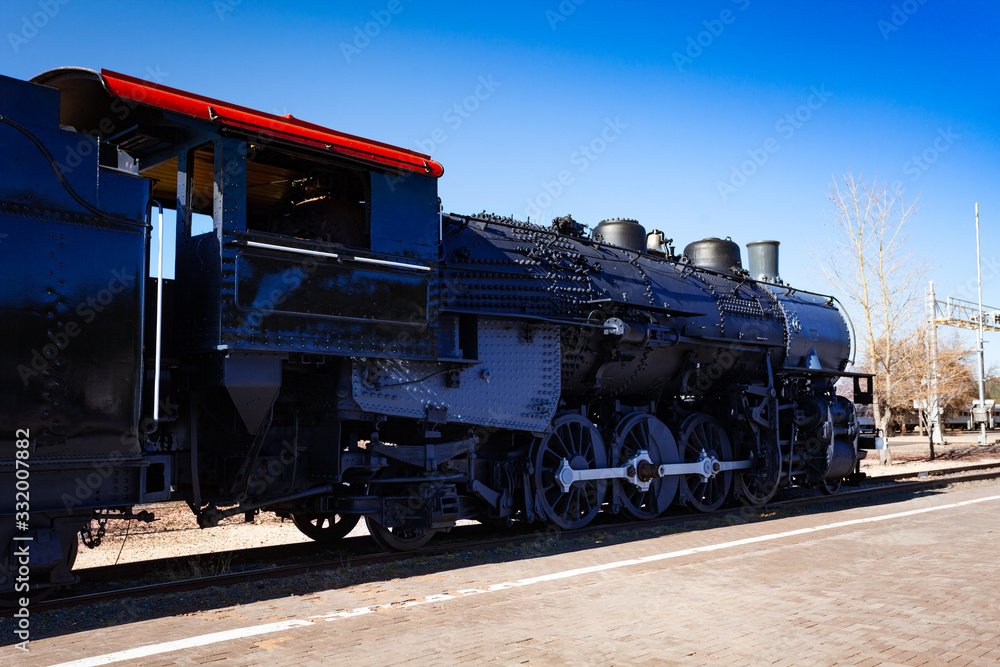 美国亚利桑那州车站上一辆旧蒸汽熨斗大型机车的近景