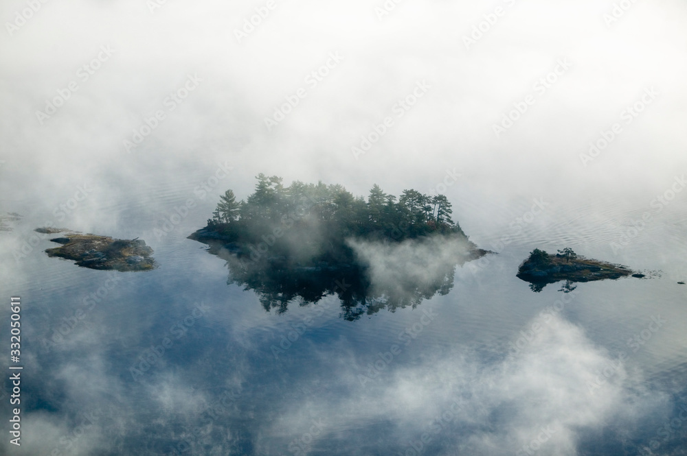 缅因州波特兰北部岛屿和山丘上秋季雾的鸟瞰图