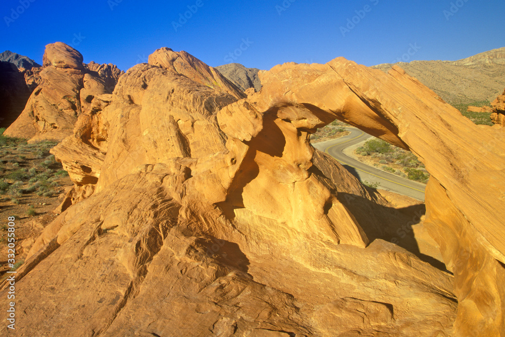 内华达州火谷州立公园图8道路上的砂岩拱门和窗户