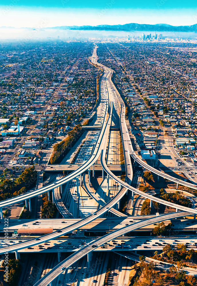 洛杉矶一个大型高速公路交叉口的鸟瞰图