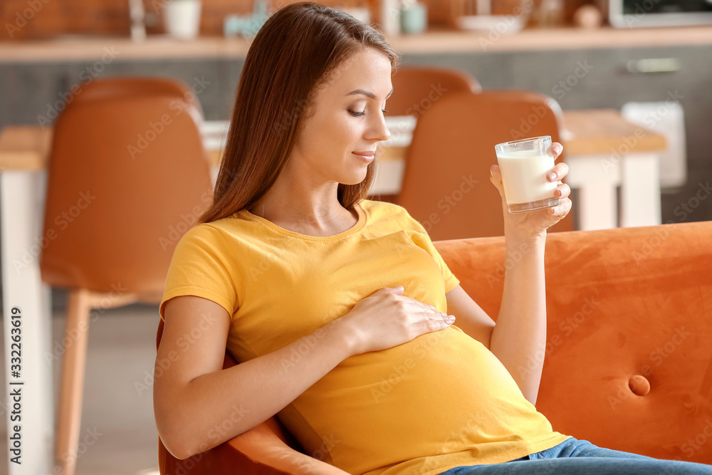 漂亮孕妇在家喝牛奶