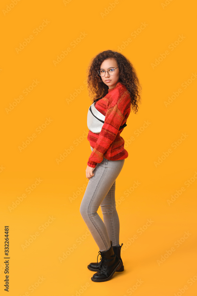 穿着彩色背景保暖毛衣的年轻女性
