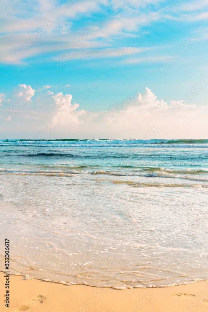 热带海岸。多云的天空和蓝色波浪形的海水。斯里兰卡。