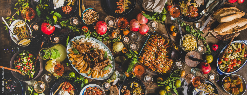 扁平的土耳其传统食品，如羊排、木瓜、青豆、蔬菜沙拉、巴巴拉