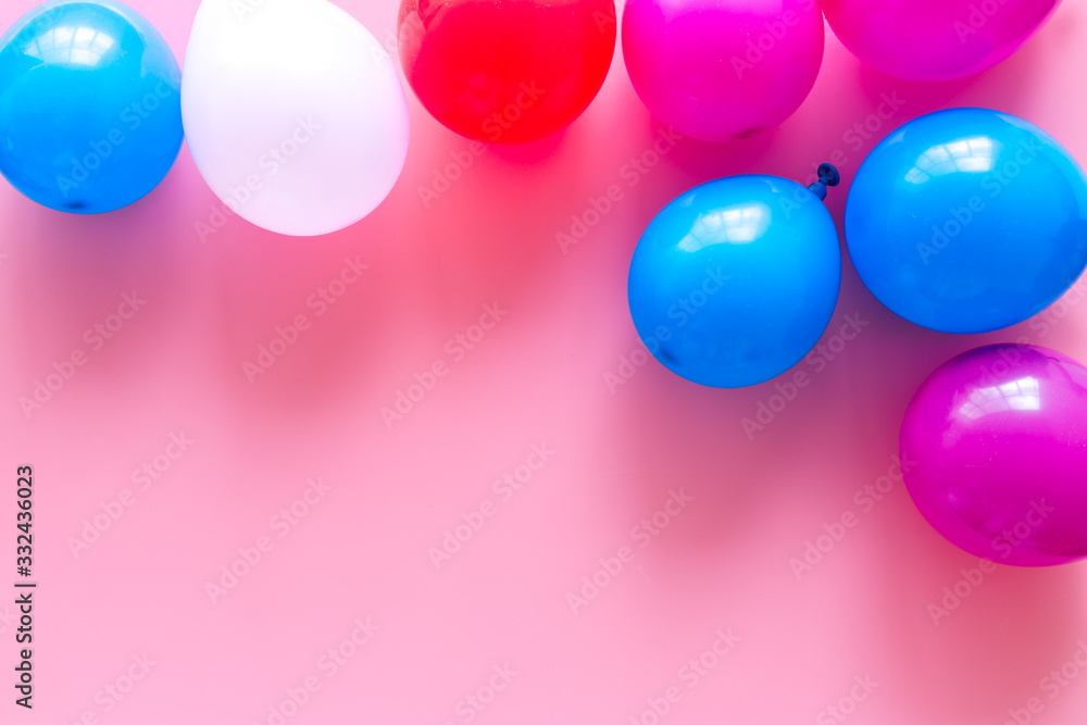 粉色背景上带有彩色气球的装饰框架自上而下的框架复制空间