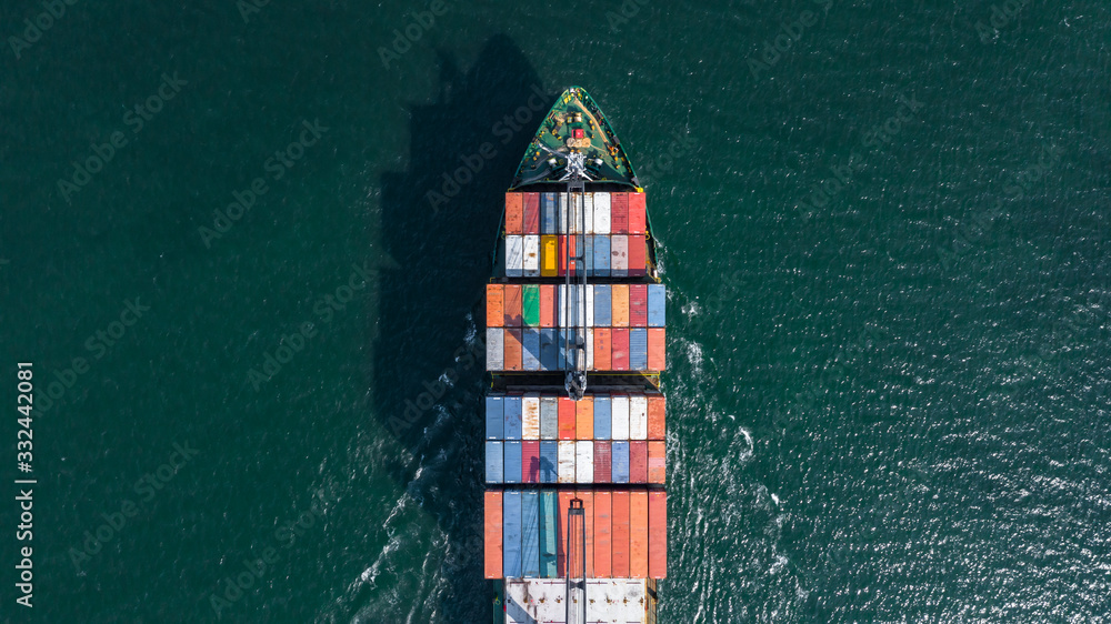 鸟瞰集装箱船运载集装箱箱全球商业货运商业