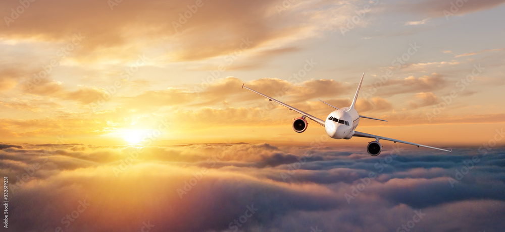 商业飞机飞越壮观的日落
