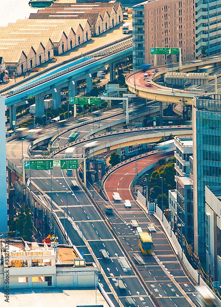 日本东京繁忙高架公路鸟瞰图