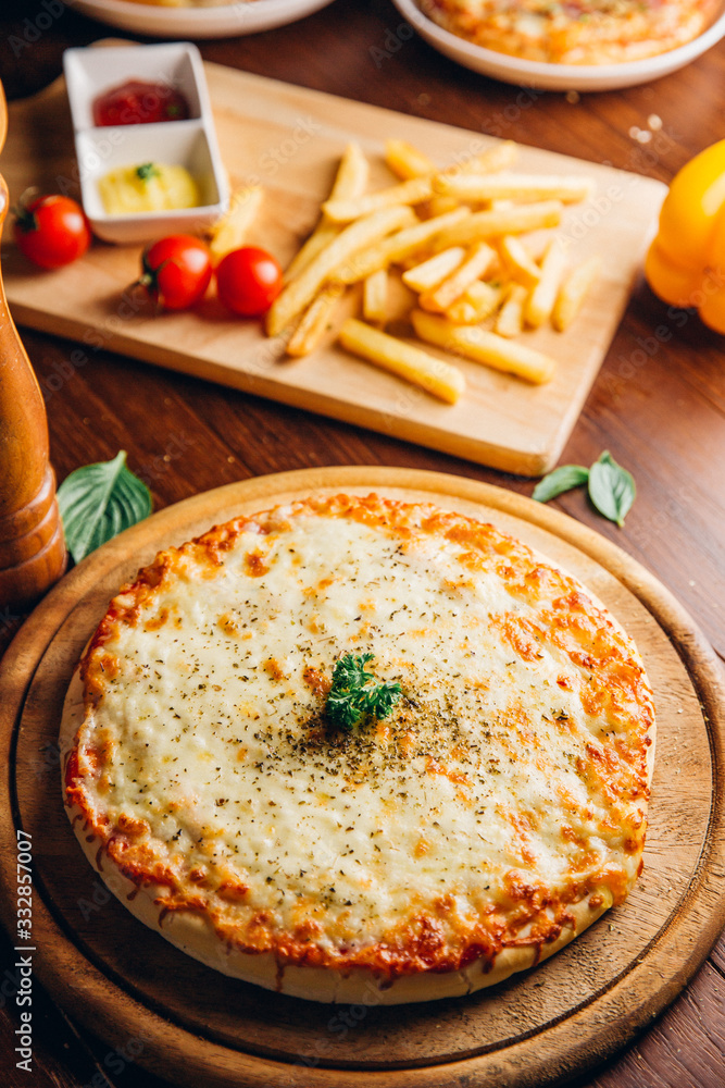 木桌上的意大利披萨