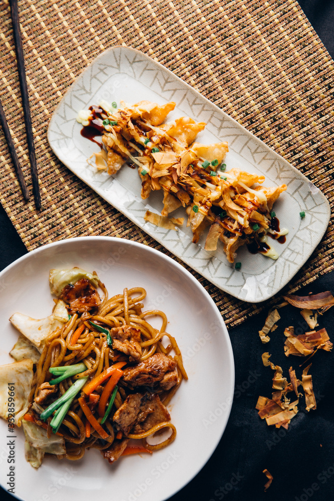 烤肉面和猪肉饺子-亚洲美食风格