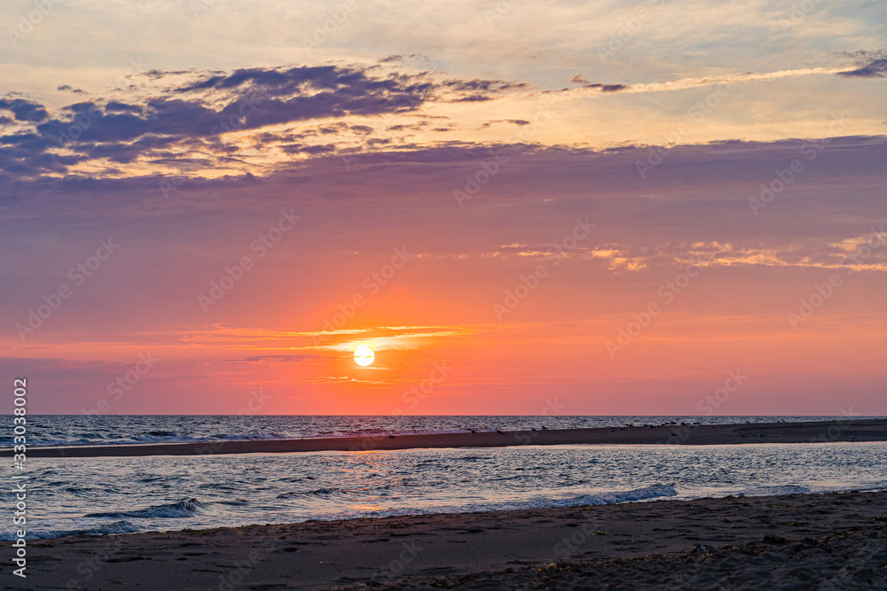 在普罗文斯特兰科德角北侧的海滩上日落，大西洋海景MA US。