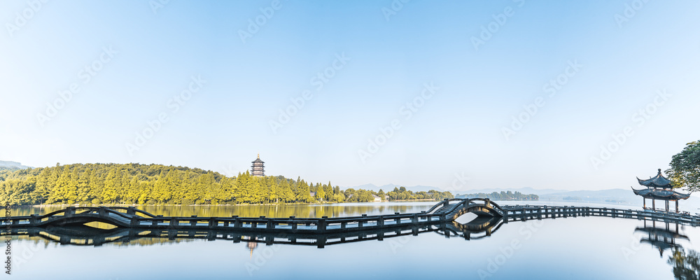 中国浙江杭州西湖雷峰塔和双头桥的晴朗景色