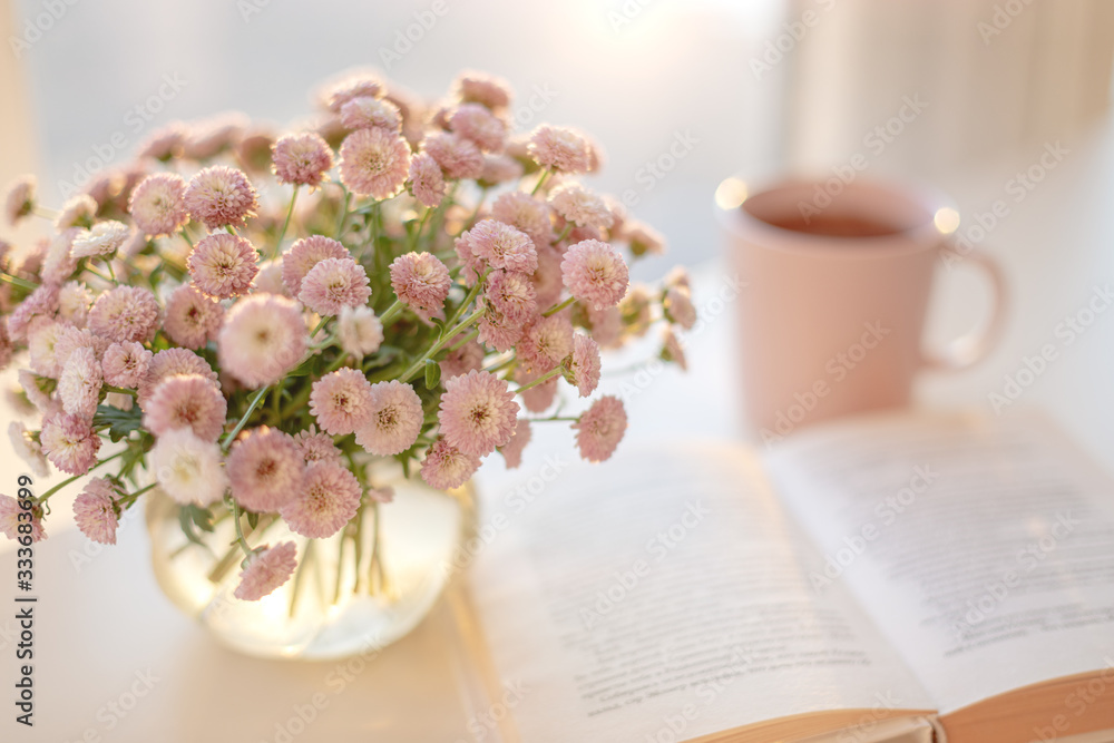 玻璃花瓶中粉红色小花束的特写，粉红色cu的模糊柔和背景