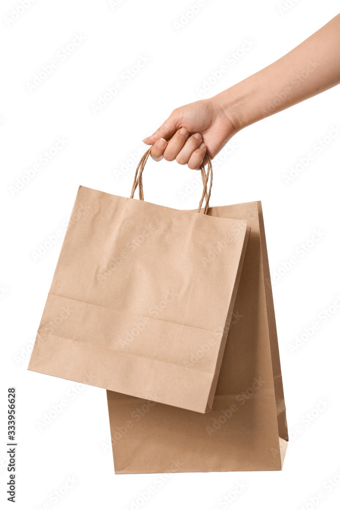 女性手拿白色背景的纸质购物袋