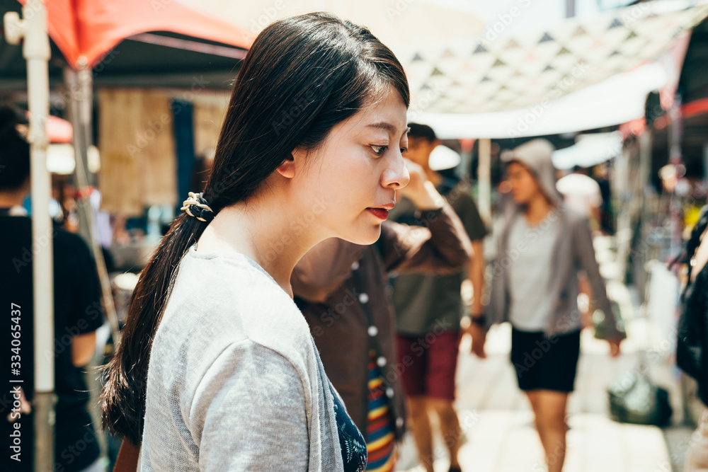 年轻美丽的亚裔日本女士走在当地市场的街道上的侧视图。优雅的女人sh