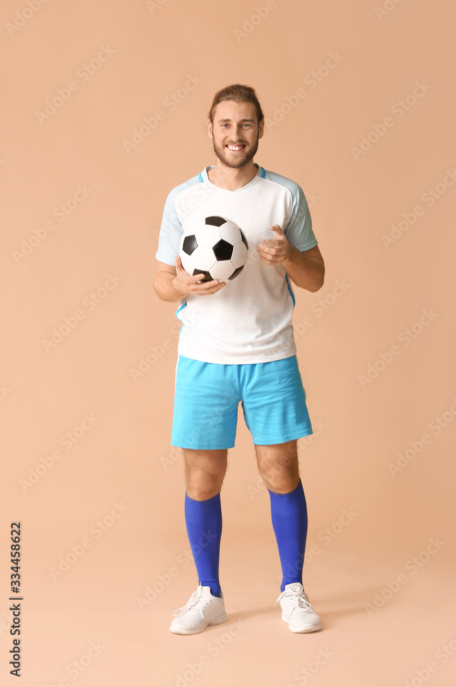 彩色背景下的男足球运动员