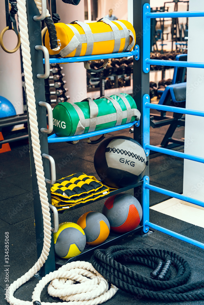 健身房背景下的各种运动球和设备。健身概念。