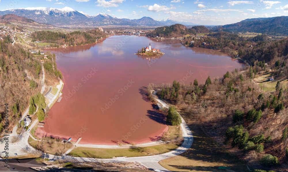 空中飞航：在斯洛文尼亚著名的布莱德湖上空飞行，周围环绕着红色的海水。