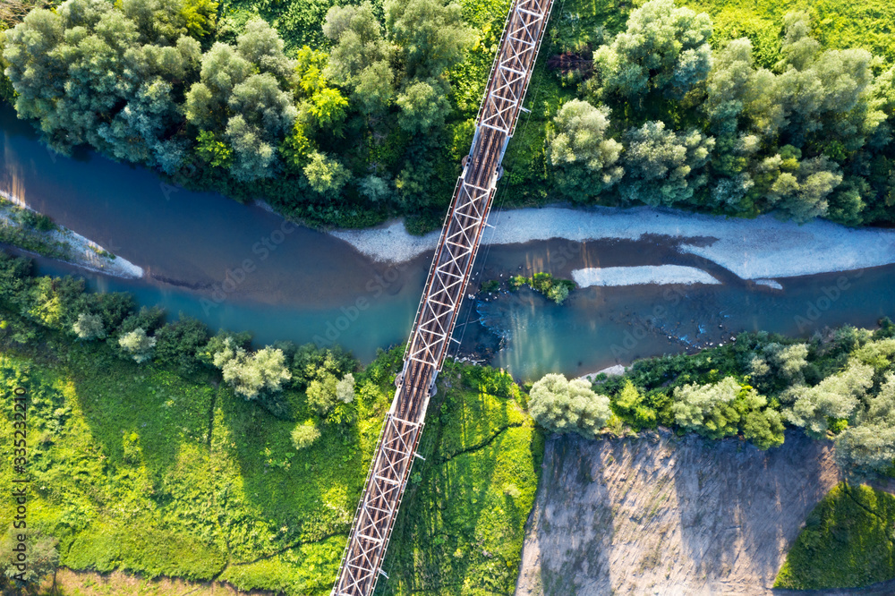 河流上方的钢制铁路桥。无人机鸟瞰图。风景摄影