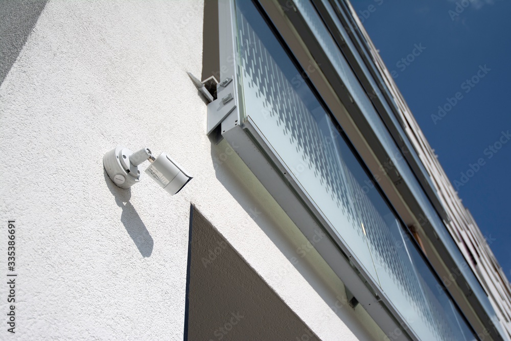 住宅楼外立面的室外闭路电视摄像机外部视频监控系统。