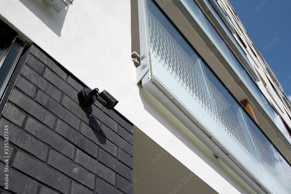住宅外立面的室外闭路电视摄像机外部视频监控系统。