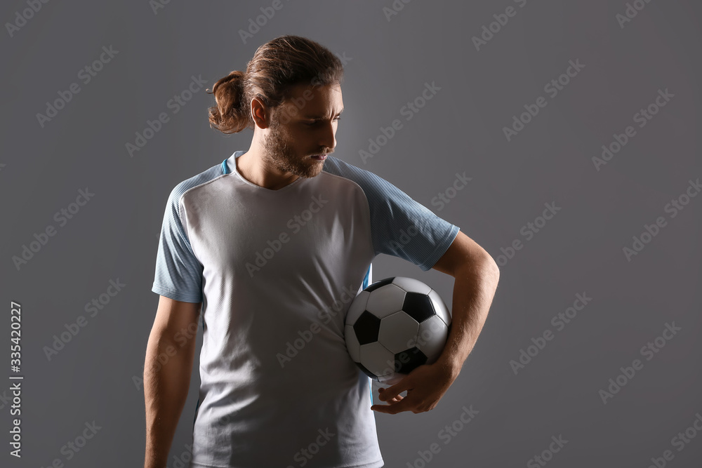 男足球运动员深色背景剪影