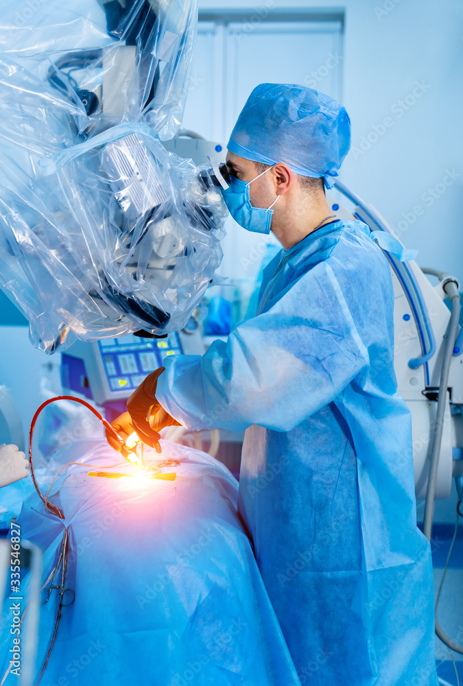 外科医生在手术室工作。手术室的现代化设备。神经症医疗设备