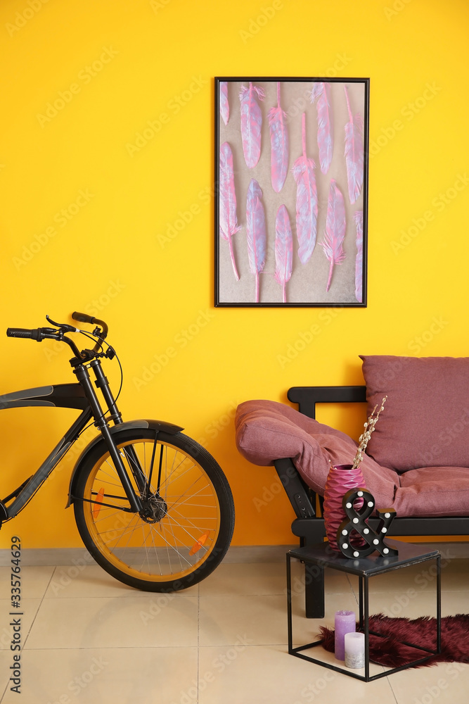 带舒适沙发和自行车的现代客厅内部