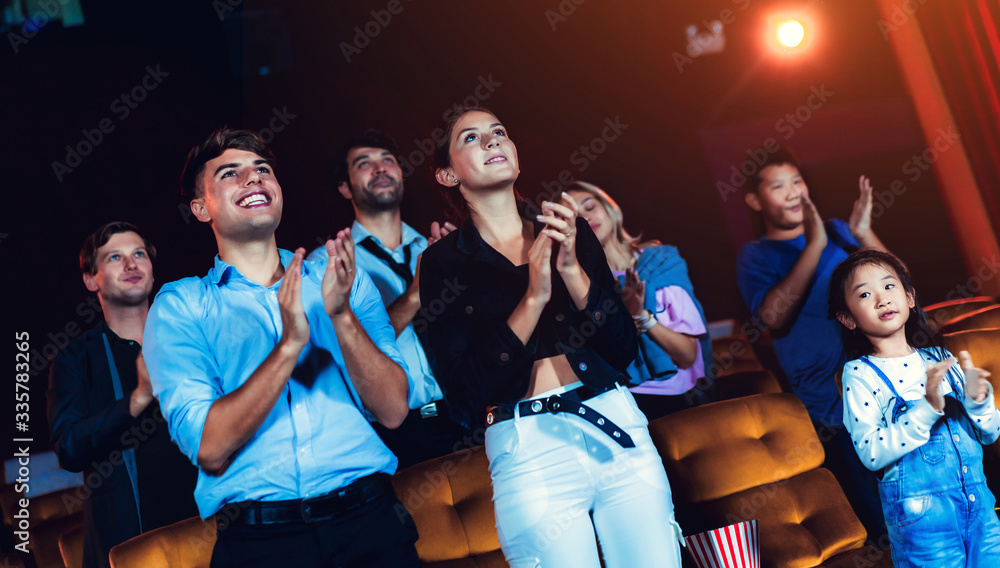 一群观众在电影院里快乐地观看电影。集体娱乐活动和娱乐