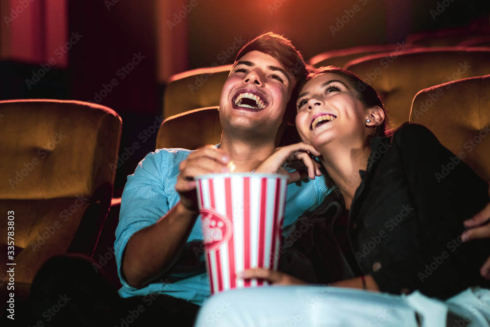 男男女女在电影院看电影。集体娱乐活动和娱乐