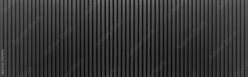黑色波纹金属纹理表面或镀锌钢的全景。