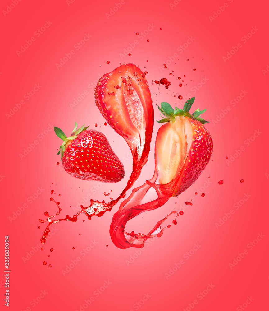 红色背景下切好的草莓溅出汁液