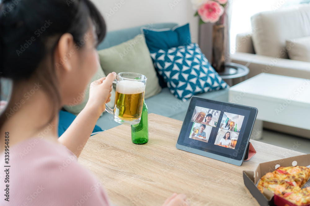 亚洲女性虚拟快乐时光聚会，与朋友一起在线喝酒精啤酒